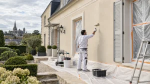 Mise en peinture d’une façade rénovée — Senlis